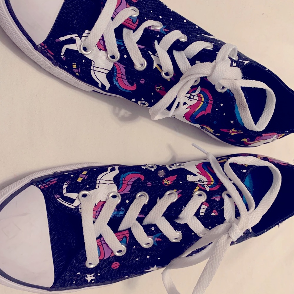 COPY - Girl Converse shoes